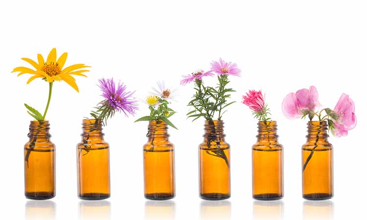 vidros de medicamentos com flores coloridas em cima