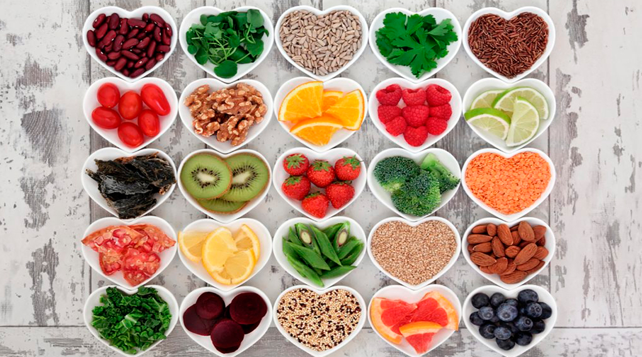 Diversos potes em formato de coração com uma variedade de frutas e legumes