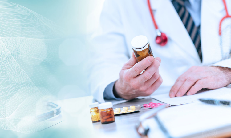 médico com um pote de medicamento na mãos e cartela e potes de medicamentos em cima da mesa
