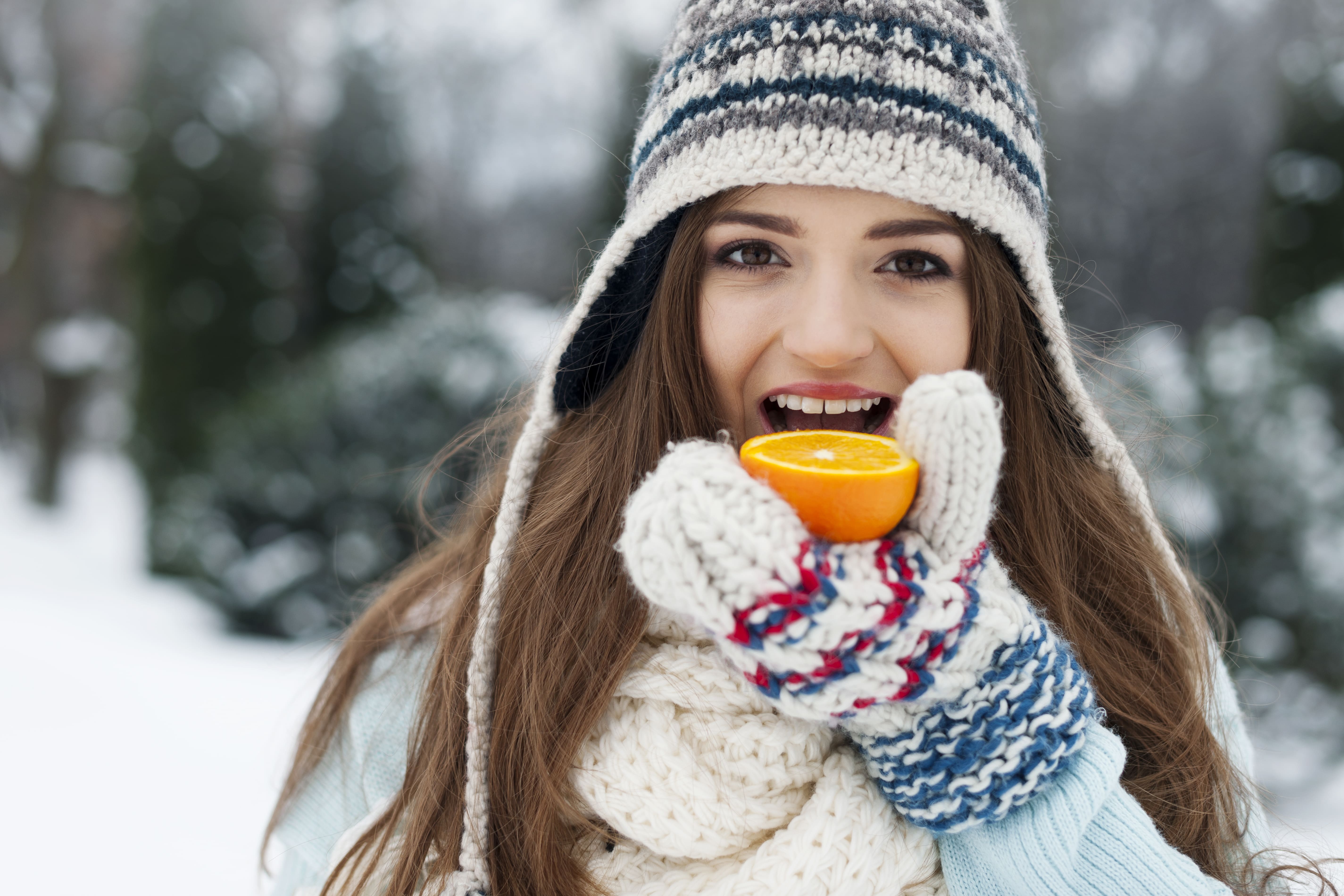 Mulher comendo alimento saudável no inverno